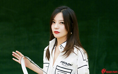 Triệu Vy nghèo đến mức không có tiền nộp phạt 50 triệu?