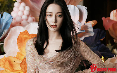 Vì cái bóng quá lớn của Địch Lệ Nhiệt Ba, một mỹ nhân đẹp nhất nhì Cbiz bị lu mờ