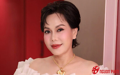 Việt Hương hạnh phúc báo tin mừng ở tuổi 48