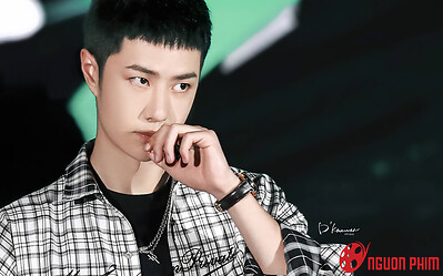 Vương Nhất Bác ngầu là thế cũng phải lấy cơm cho 2 người này, lý do gây sốc