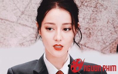 Xinh đẹp như Địch Lệ Nhiệt Ba cũng có lúc bị nhận xét là 'tạm chấp nhận được'