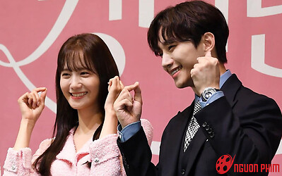 YoonA - Lee Junho để lộ 'gian tình' tại họp báo ra mắt phim King The Land