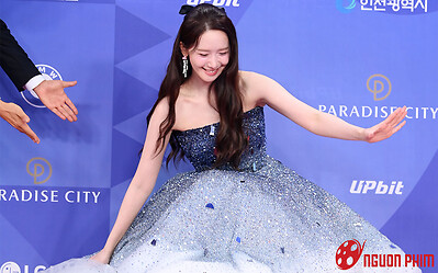 Yoona với cú ngã 'tuyệt đối điện ảnh' trên siêu thảm đỏ Rồng Xanh 2025